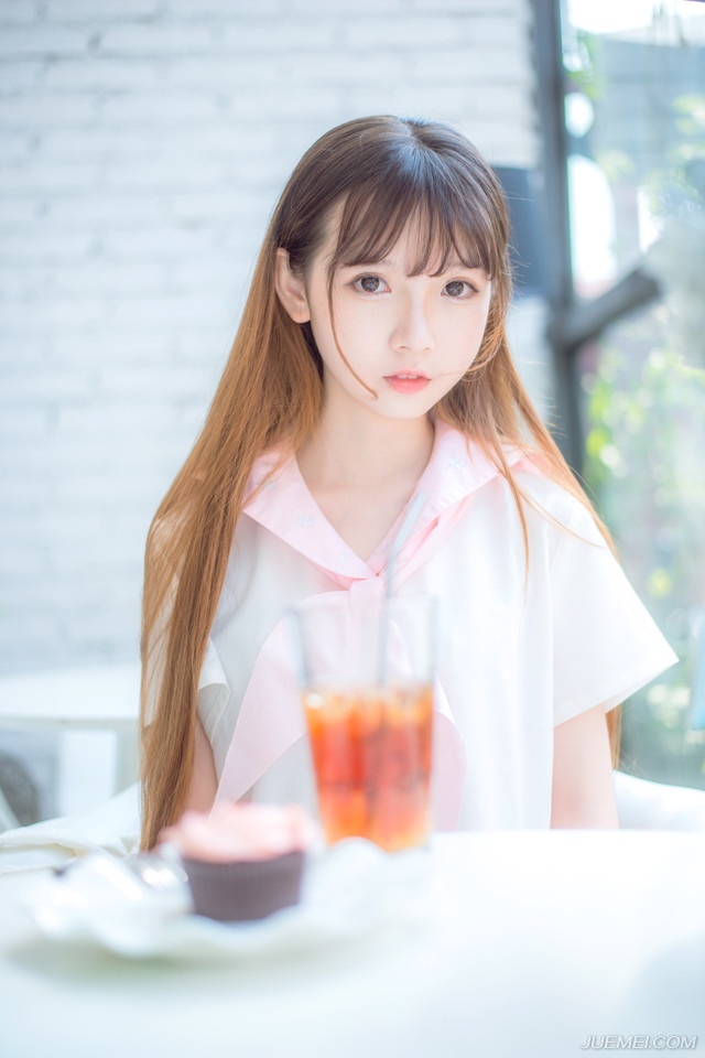 毕竟相比起来，虽然打下中原，会同时跟江东、荆州接壤，两面乃至三面受敌，但如果吕布先取荆州的话，便要随时面临被曹操切断后路的危险，至于蜀中，虽然对于刘璋曹操不怎么看得上眼，不过蜀中的地势太好了，粮道艰难，注定吕布无法投入大兵力去征讨，而且沿途上还有重重关隘。